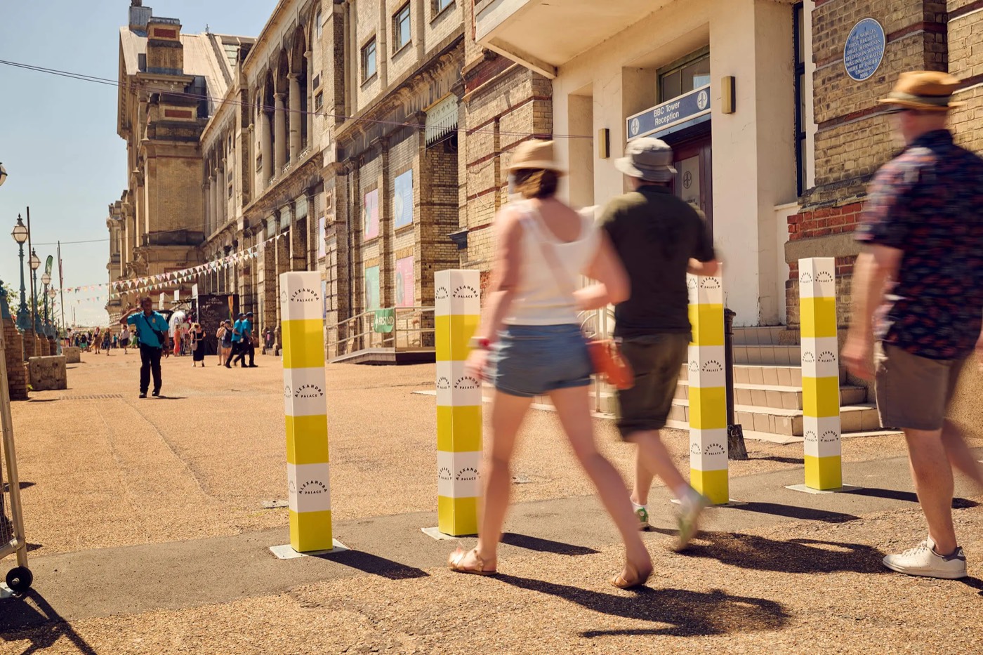 Mobile Poller-Sperren in einer Fußgängerzone mit Passanten